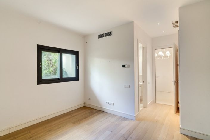 Image No.9-6 Bed Villa for sale