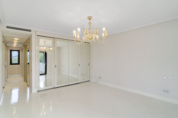 Image No.9-6 Bed Villa for sale