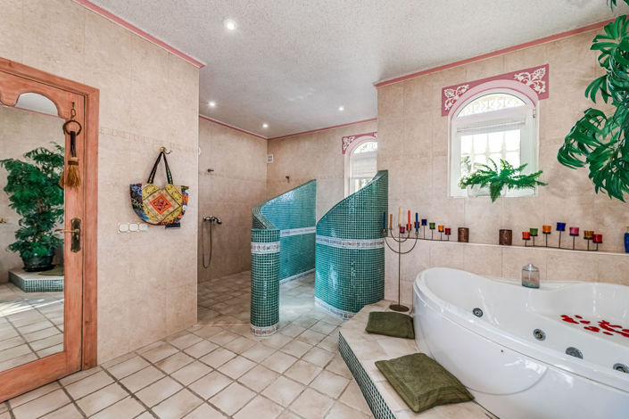 Image No.20-9 Bed Villa for sale