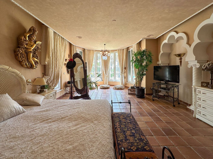 Image No.5-9 Bed Villa for sale