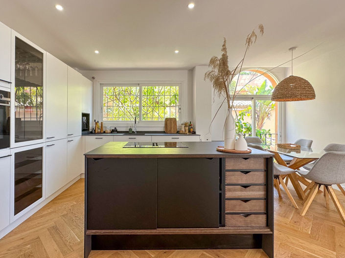 Image No.12-3 Bed Property for sale