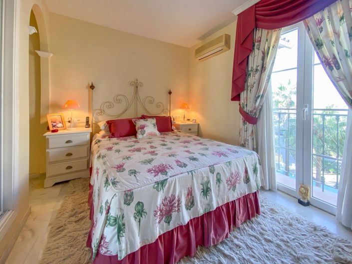 Image No.10-3 Bed Property for sale