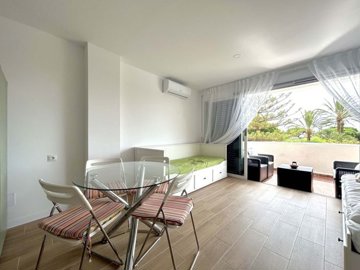 Living Room (2)
