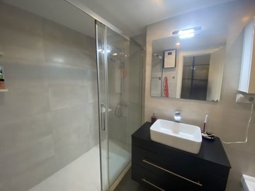 bathroom in main bedroom1