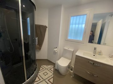 Bathroom in third bedroom 1