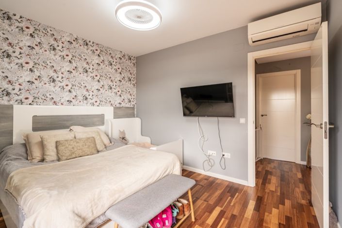 Image No.17-4 Bed Chalet for sale