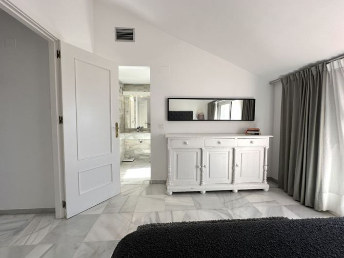 Image No.11-2 Bed Property for sale