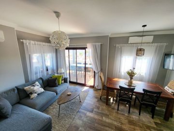 Open plan living area (4)
