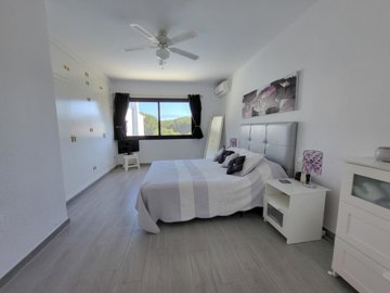Main bedroom (2)