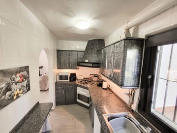 Fitted Kitchen (1)