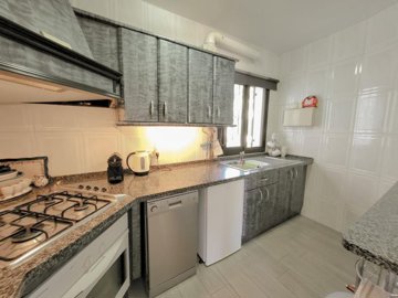 Fitted Kitchen (2)