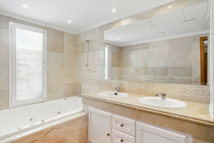 Image No.10-4 Bed Property for sale