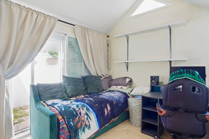 Image No.20-4 Bed Property for sale