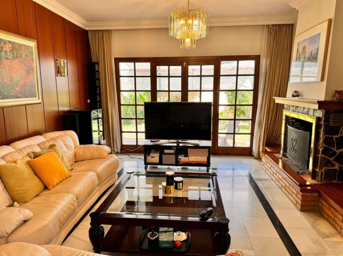 Image No.2-6 Bed Villa for sale