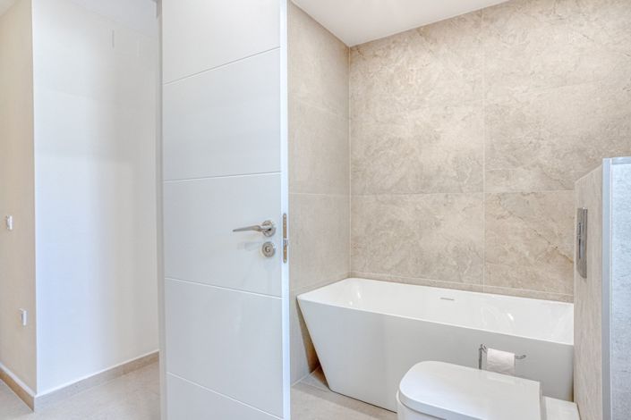 Image No.18-4 Bed Apartment for sale