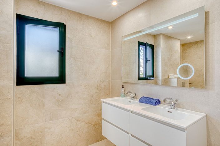 Image No.20-4 Bed Apartment for sale