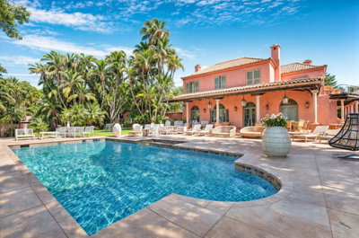 6 Bed Villa for sale