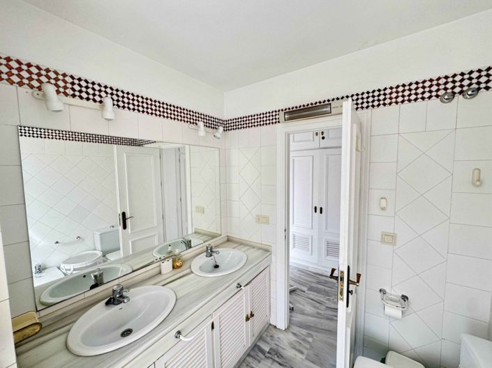 Image No.15-2 Bed Townhouse for sale