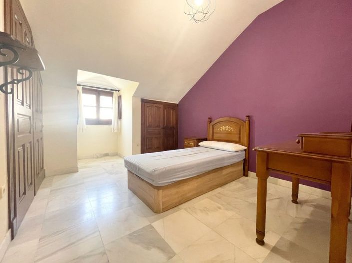 Image No.11-3 Bed Property for sale