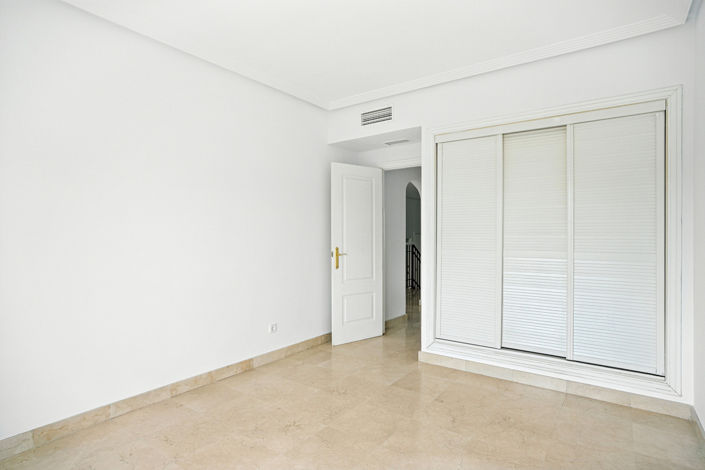 Image No.11-3 Bed Townhouse for sale