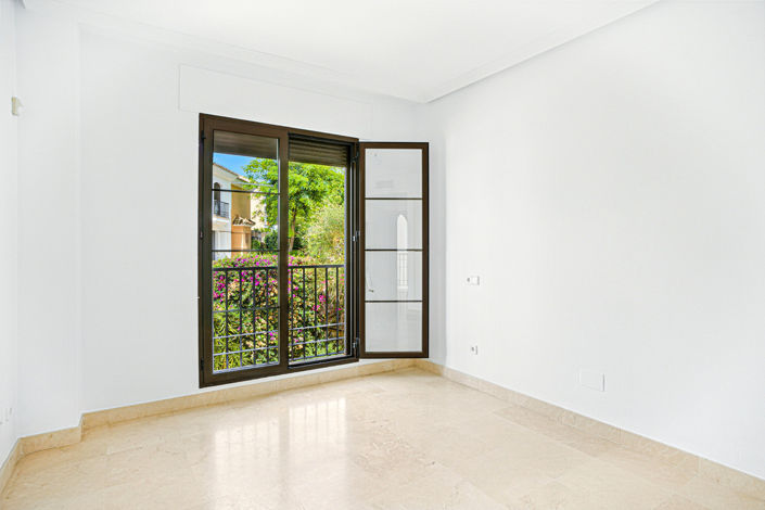 Image No.12-3 Bed Townhouse for sale