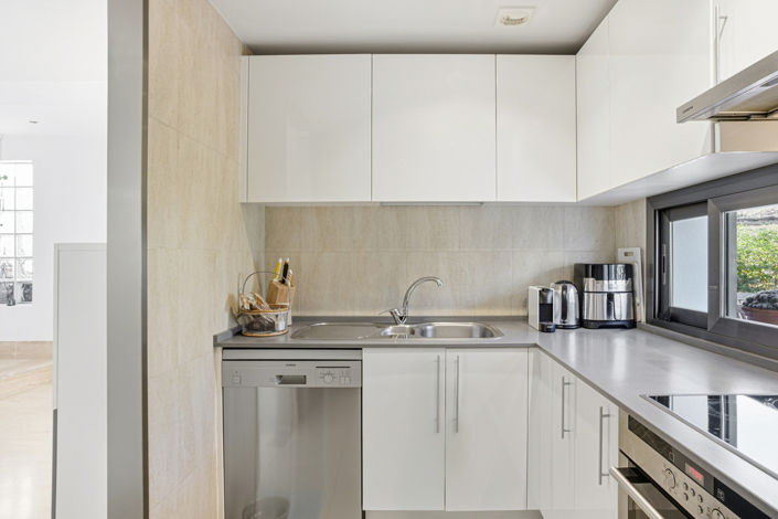 Image No.12-3 Bed Property for sale