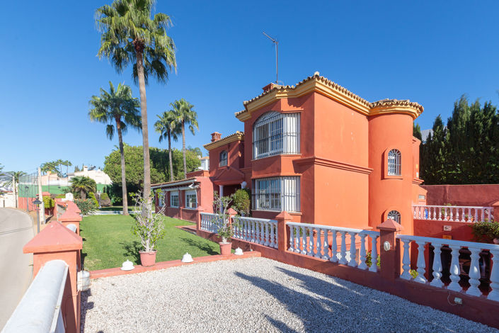 Image No.1-6 Bed Villa for sale
