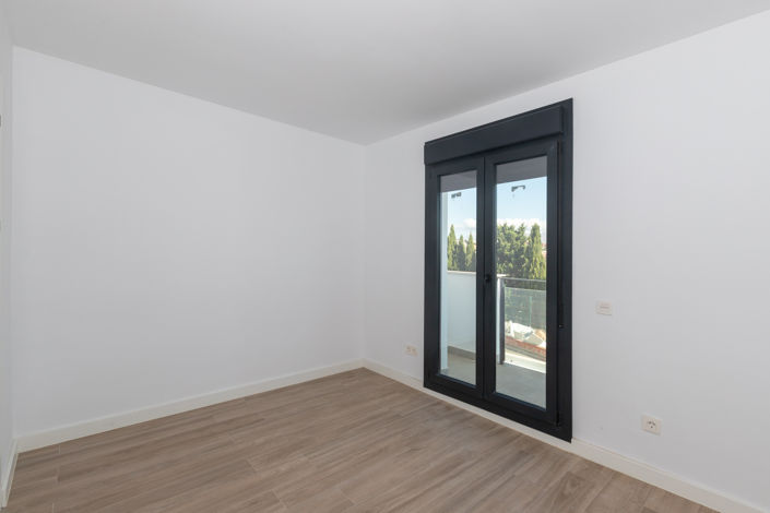 Image No.23-2 Bed Townhouse for sale