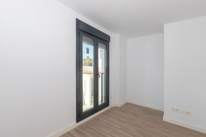 Image No.25-2 Bed Townhouse for sale