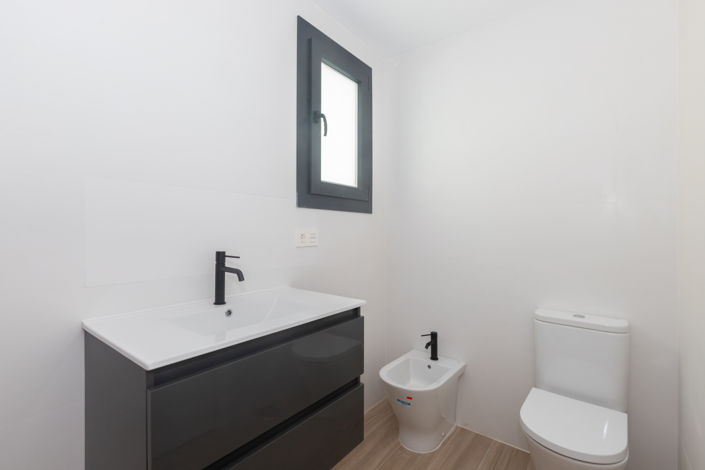 Image No.28-2 Bed Townhouse for sale