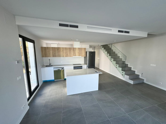 Image No.2-4 Bed House for sale