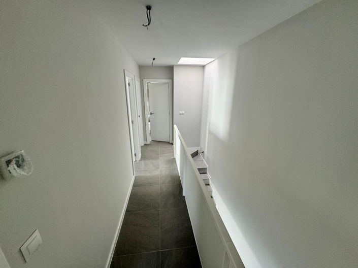 Image No.8-4 Bed House for sale