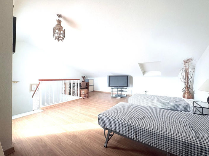 Image No.18-5 Bed House for sale