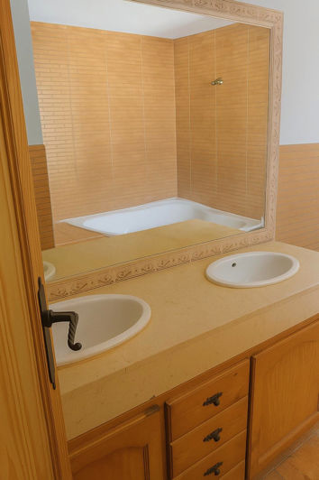 Image No.20-3 Bed Townhouse for sale