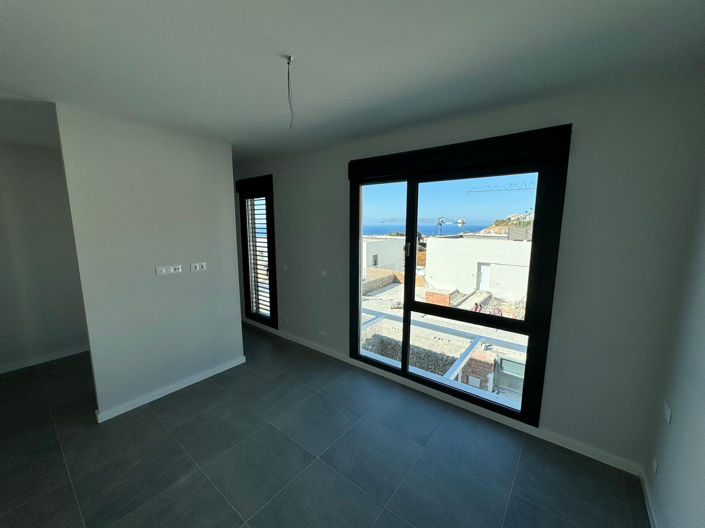 Image No.6-4 Bed House for sale