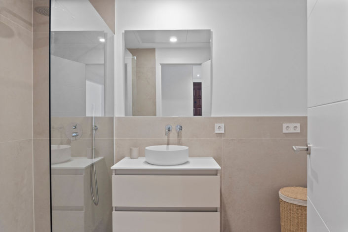 Image No.11-2 Bed Property for sale