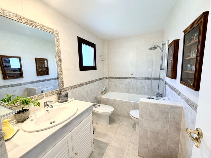 Image No.14-4 Bed Property for sale