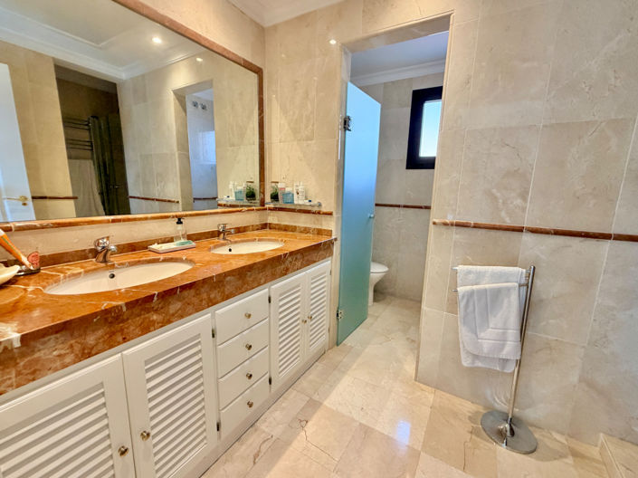 Image No.20-4 Bed Property for sale