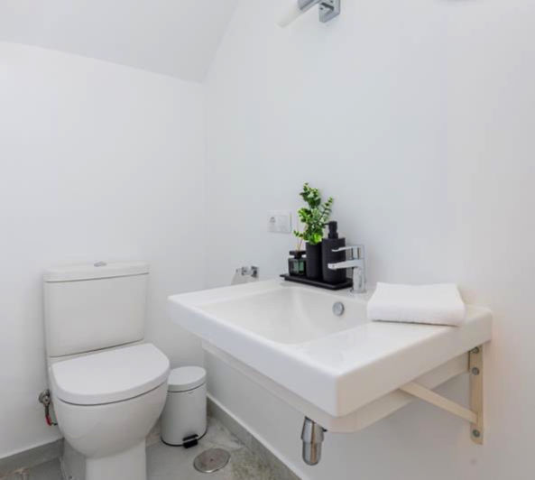 Image No.10-2 Bed Property for sale