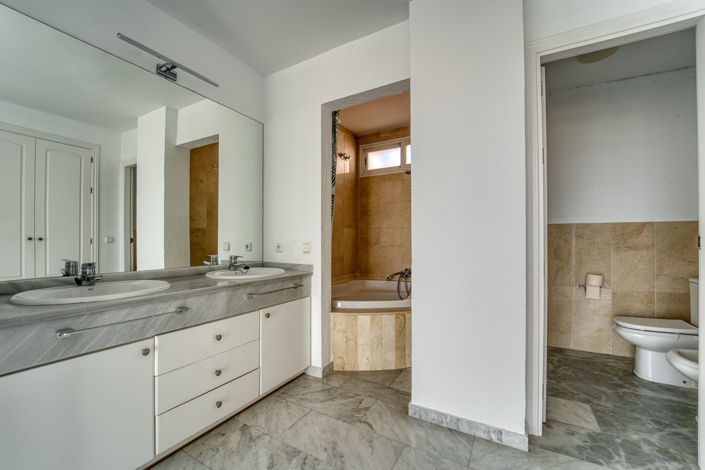 Image No.13-5 Bed Property for sale