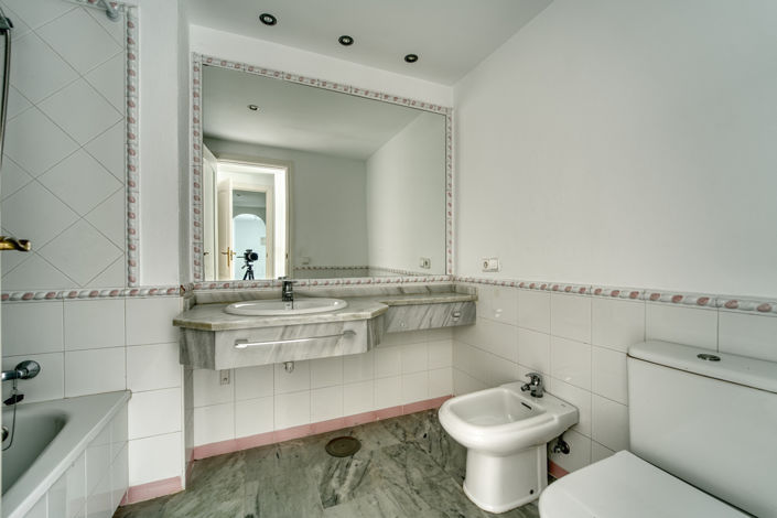 Image No.25-5 Bed Property for sale