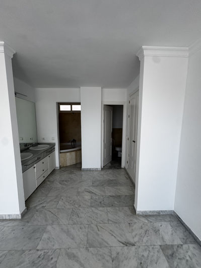 Image No.4-5 Bed Property for sale