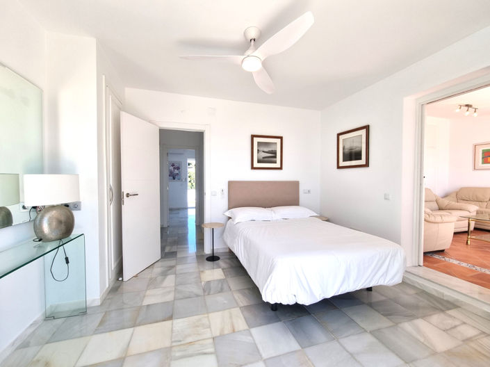 Image No.17-3 Bed Property for sale