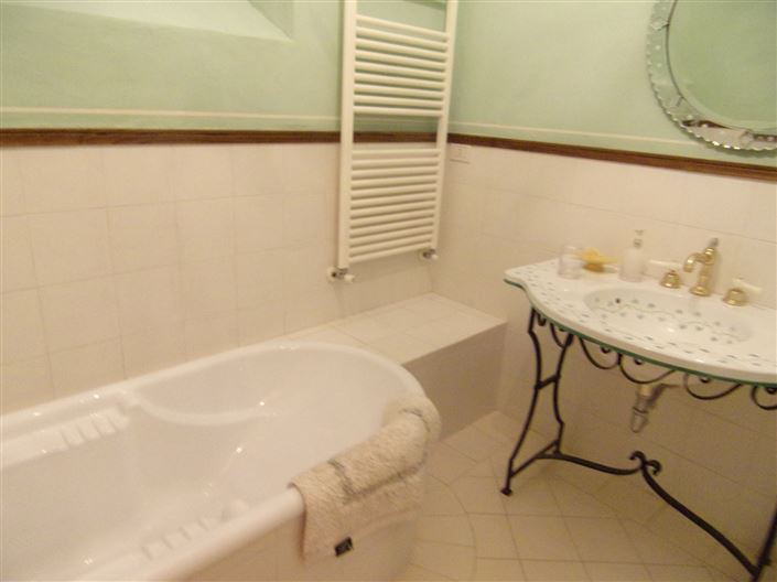 Image No.13-3 Bed Property for sale