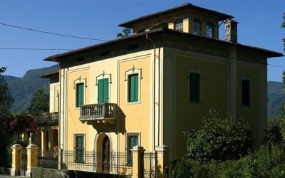 frontofthehouse