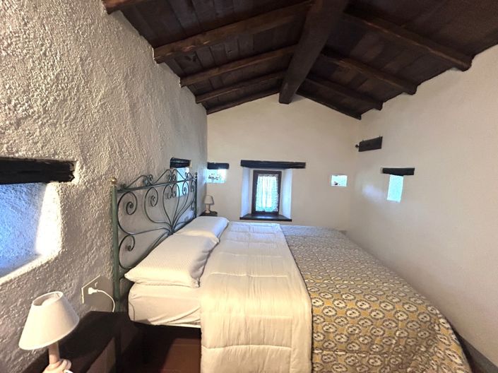 Image No.10-6 Bed Property for sale