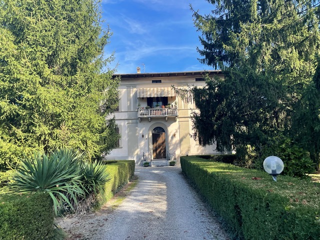 Image No.1-6 Bed Villa for sale