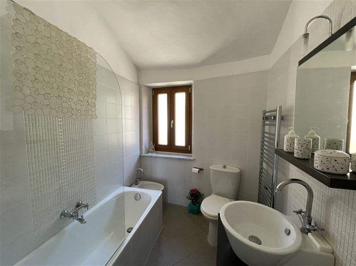 Image No.18-2 Bed House for sale