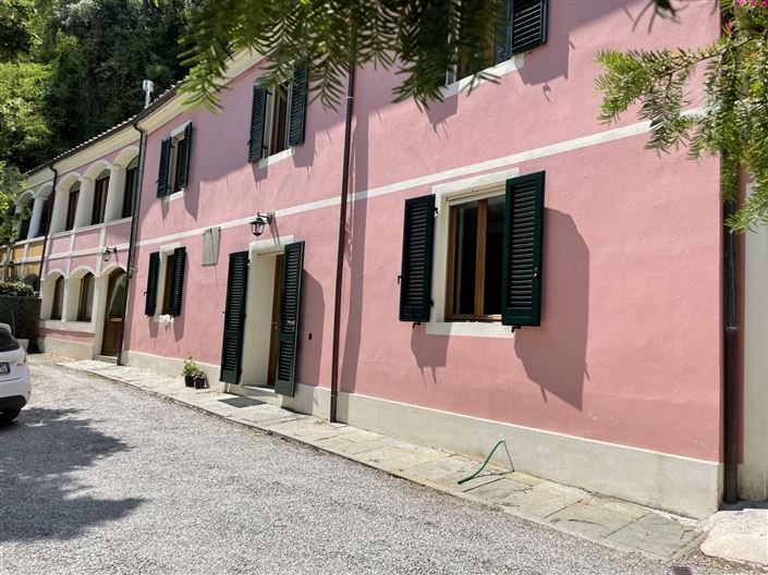 Image No.1-4 Bed Property for sale