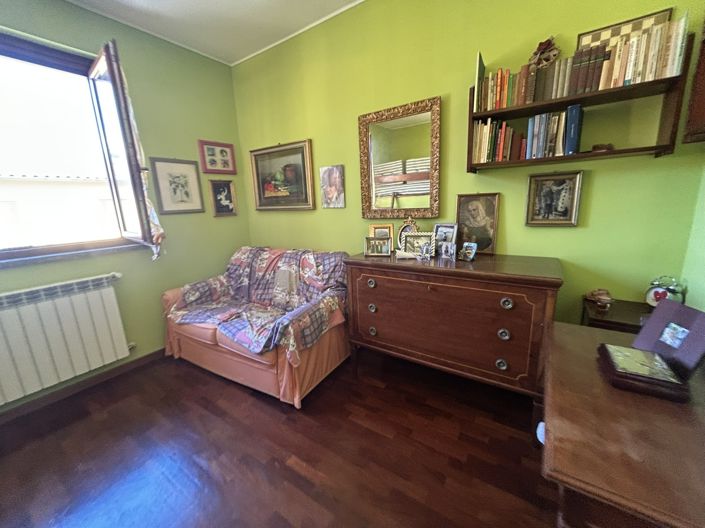 Image No.12-3 Bed Property for sale